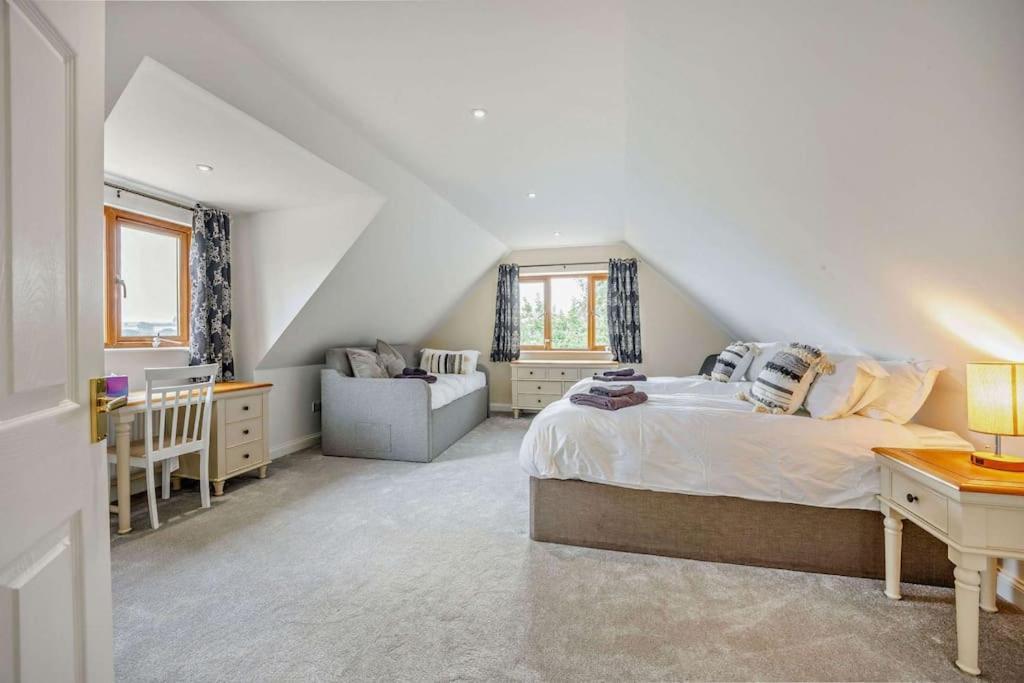 Beautiful 4-5 Bedroom Village House With Rural Views Salford  Exterior foto