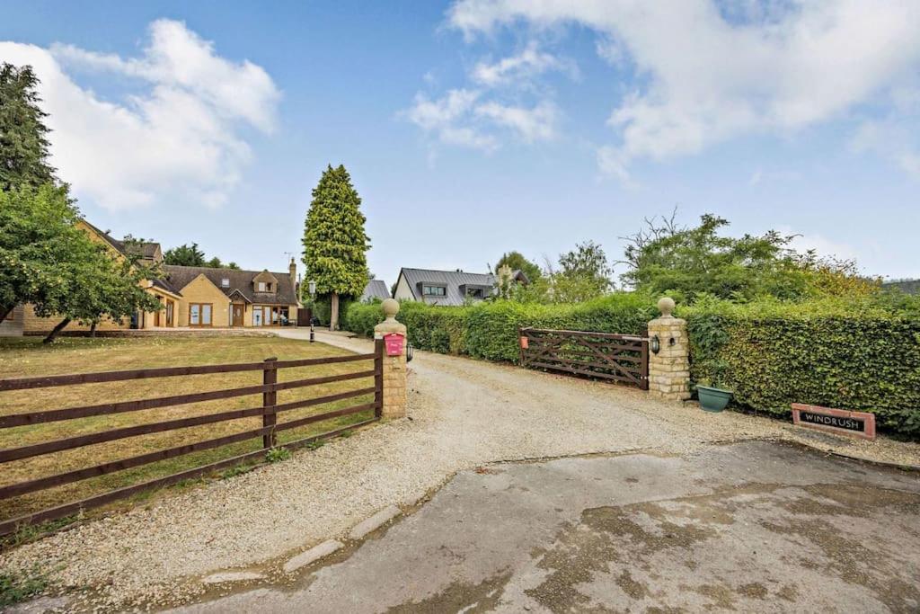 Beautiful 4-5 Bedroom Village House With Rural Views Salford  Exterior foto