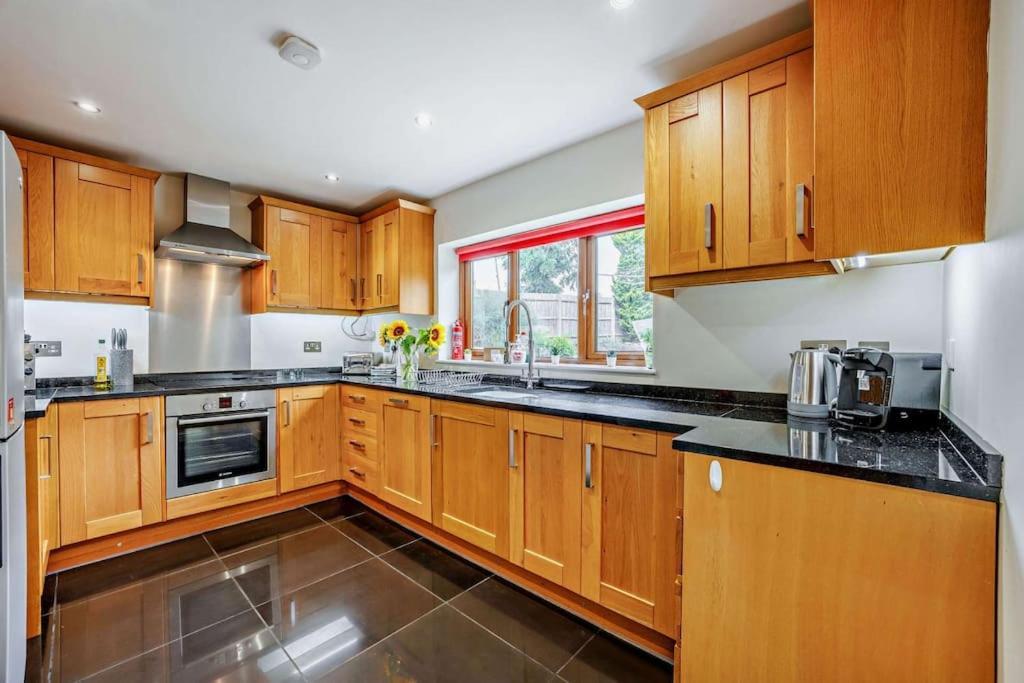Beautiful 4-5 Bedroom Village House With Rural Views Salford  Exterior foto