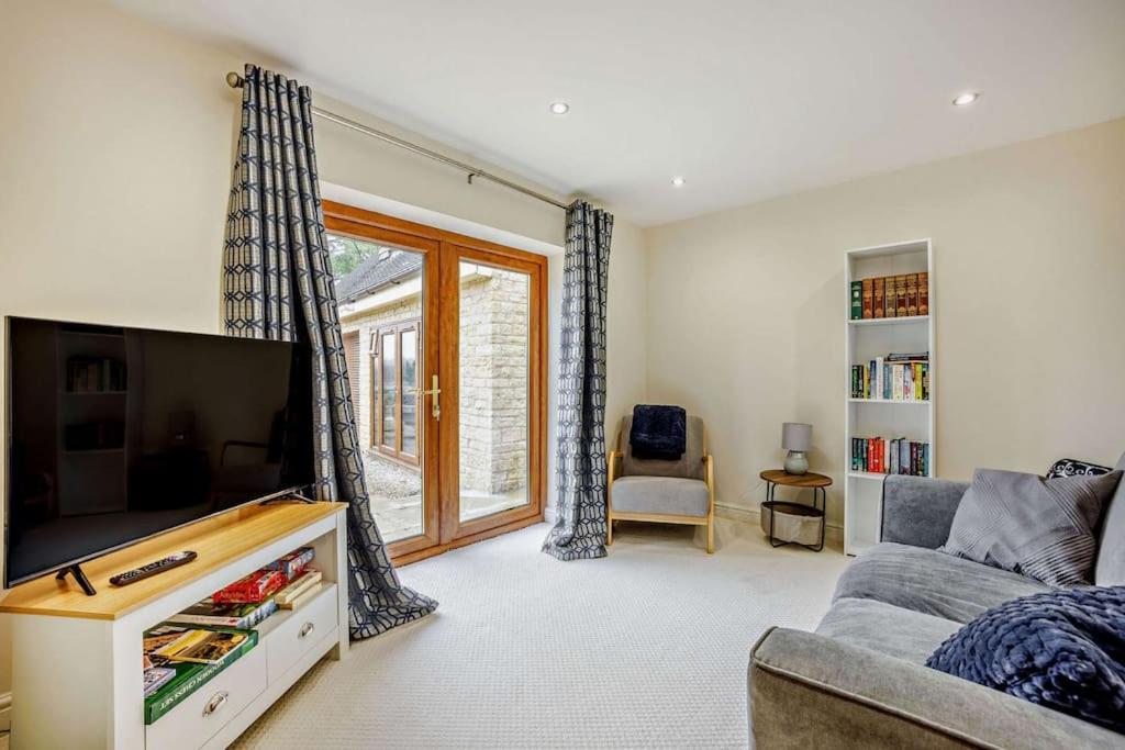 Beautiful 4-5 Bedroom Village House With Rural Views Salford  Exterior foto