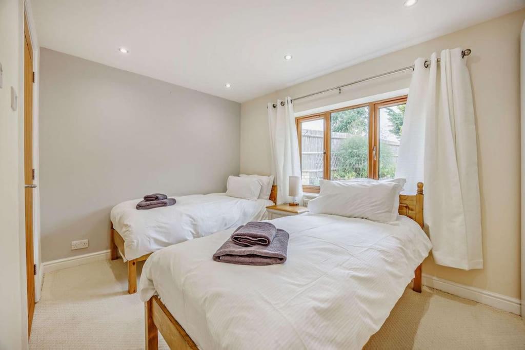 Beautiful 4-5 Bedroom Village House With Rural Views Salford  Exterior foto