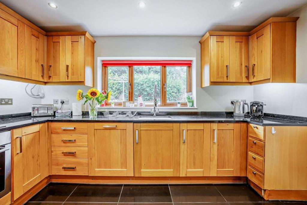 Beautiful 4-5 Bedroom Village House With Rural Views Salford  Exterior foto